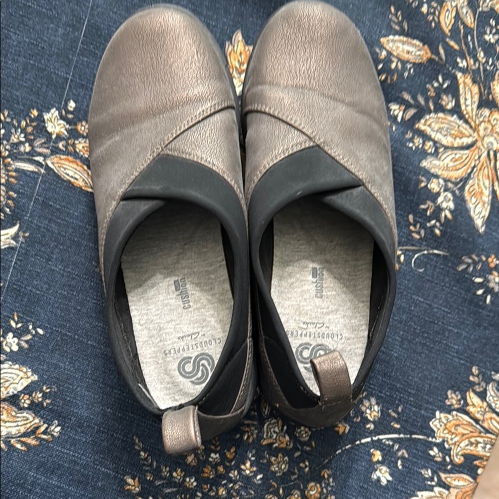 Clarks Cloudsteppers Brand New Condition Metallic and Black